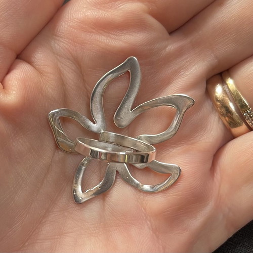 Silver flower ring like new