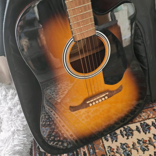 Fender electroacoustic guitar like new with accessories