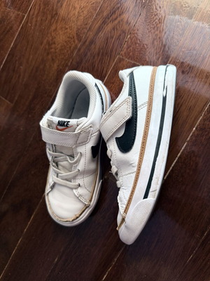 Nike casual shoes for boys size 27, white