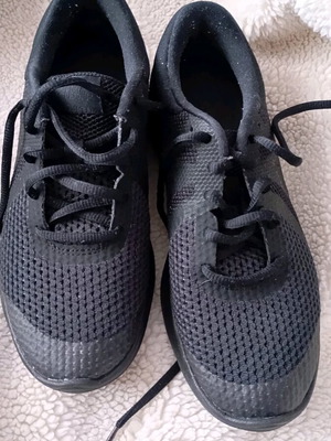 Nike Revolution 4 αθλητικά σαν καινούργια, μέγεθος 38, μαύρα