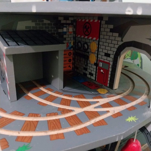Hape ξύλινος τριόροφος σιδηρόδρομος μεταχειρισμένος με αξεσουάρ