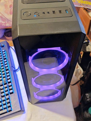 Gaming PC low budget σαν καινούργιο με κάρτα γραφικών Rx 550 4GB και πληκτρολόγιο Razer