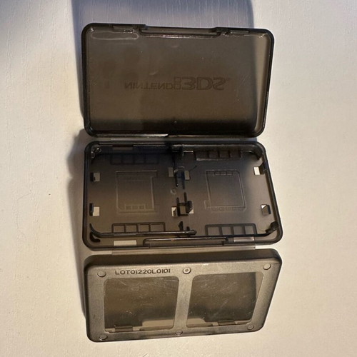 Nintendo 3DS case used, four slots