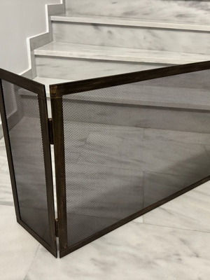 Fireplace screen like new, ideal for corner fireplace