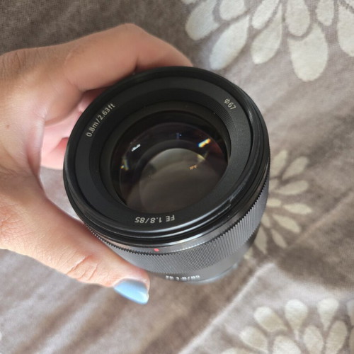 Sony FE 85mm f/1.8 lens like new