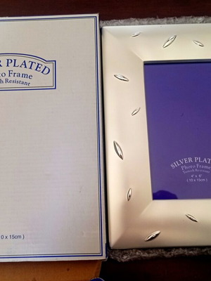 Silver plated photo frame 10x15 new with blue velvet back