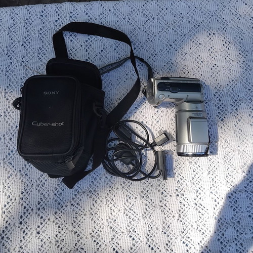 Sony Cyber-shot DSC-F505V 2.6MP digital camera used, silver