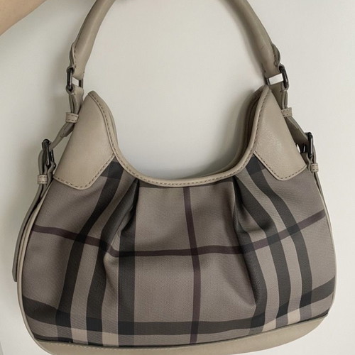 Burberry shoulder bag used in very good condition