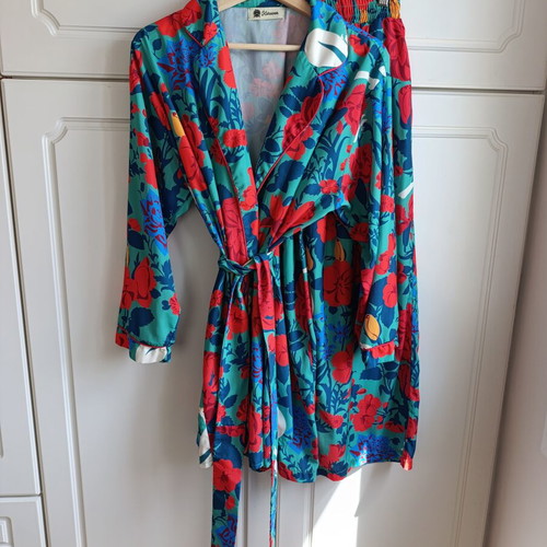 Karavan set with jacket, shirt, belt and cropped pants like new, multicolor