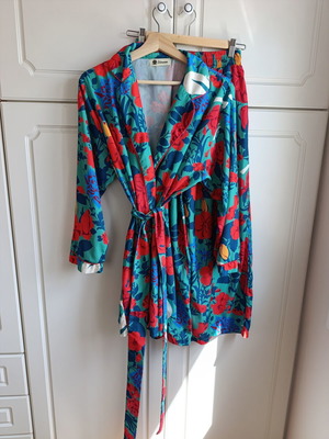 Karavan set with jacket, shirt, belt and cropped pants like new, multicolor