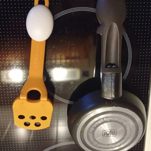 Joie small egg frying pan with nonstick coating and spatula