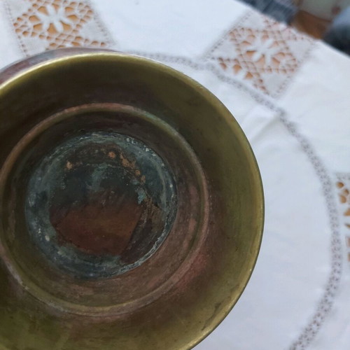 Меден съд употребяван с месингови орнаменти и фигури на лъв