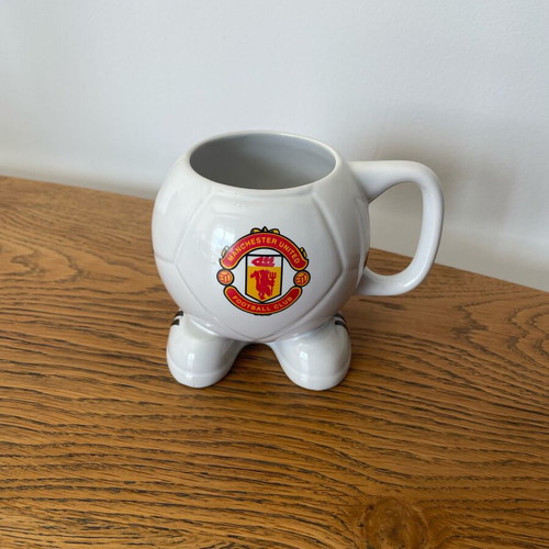 Vintage Manchester United mug shaped like a ball like new