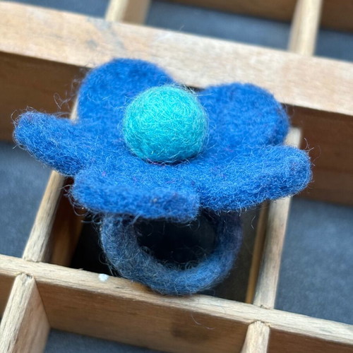 Felt ring blue flower