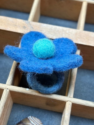 Felt ring blue flower