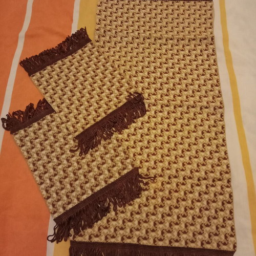 Set of embroidered table linens like new, 1 runner 58×29cm and 2 napkins