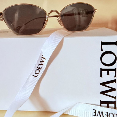 Loewe Anagram LW40115U sunglasses, gold metal frame, cat-eye hexagonal