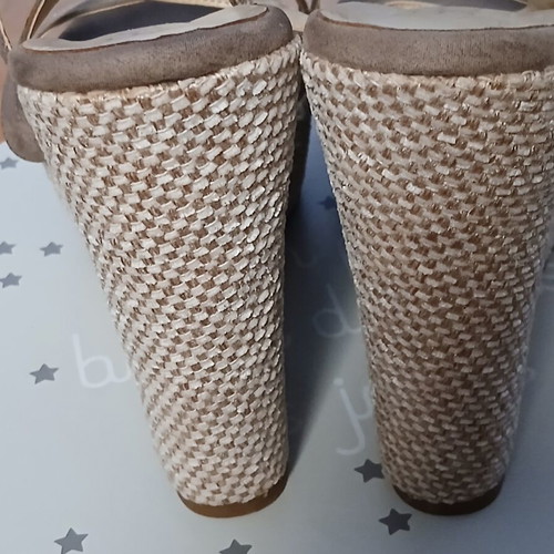 Bozikis beige suede high platform sandals like new, size 40