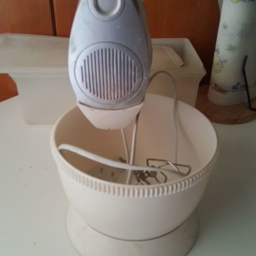 Fest Hand Mixer with Base and Rotating Bowl used, broken bowl