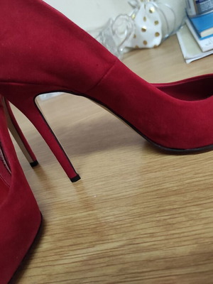 Classic red pumps like new, designer Valtadoros