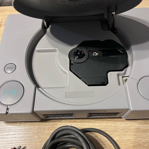 PlayStation 1 like new with 5 games and Sony controller