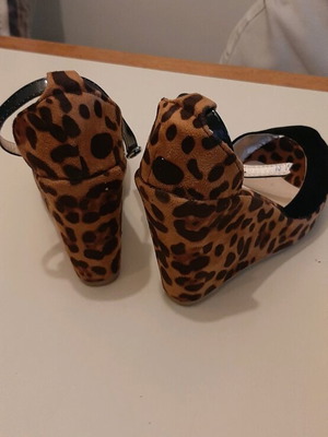 Platform sandals new with leopard print wedge size 37