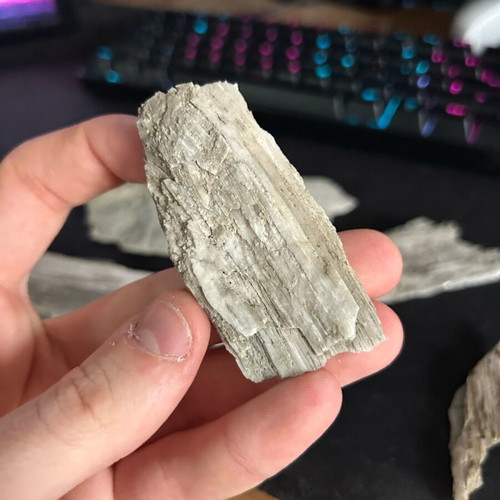 Gypsum crystals with bentonite inclusions from Patra, new