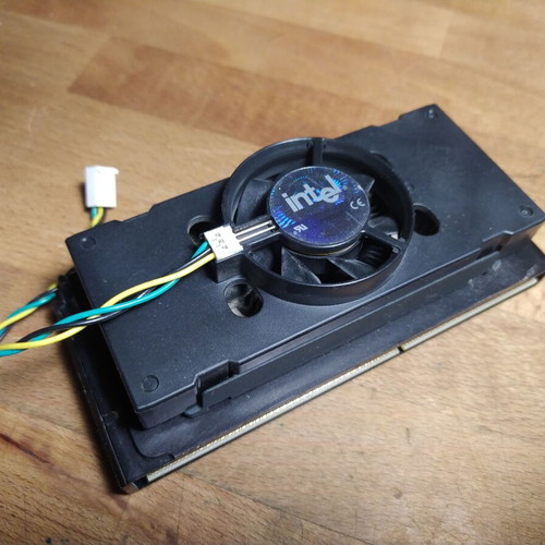 Intel Pentium II 400MHz Slot 1 processor with heatsink