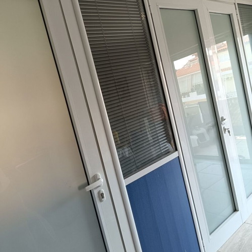Office partitions with double glass and internal blinds, like new, 15m