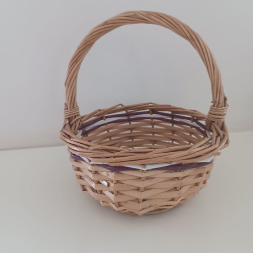 Small wicker basket with handle, like new