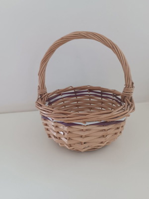 Small wicker basket with handle, like new