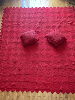 Vintage handmade crochet quilt with 2 matching pillows, like new, red