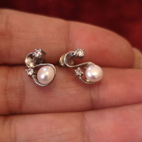 Stud earrings with pearl and white zircon, like new, silver tone