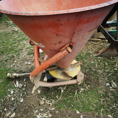 Fertilizer hopper used with cross, 400 kg capacity
