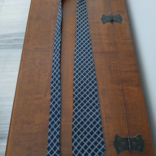 Glou silk tie like new, handmade, blue and beige checkered