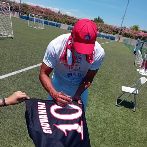 Giovanni Silva de Oliveira The Legend signed collectible jersey like new
