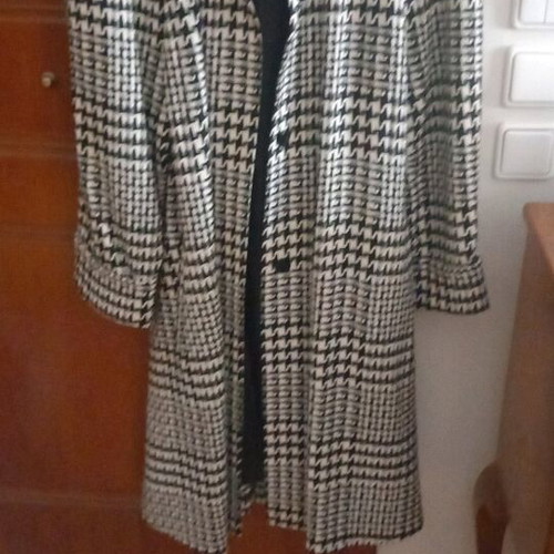 Checked coat with velvet collar, like new, size L