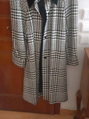 Checked coat with velvet collar, like new, size L