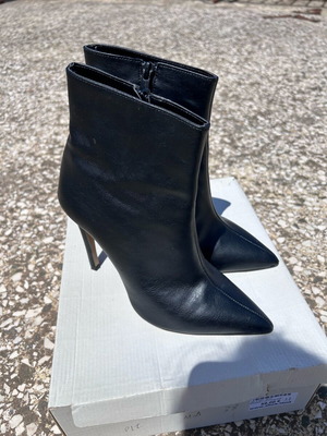 Black ankle boots like new, size 38