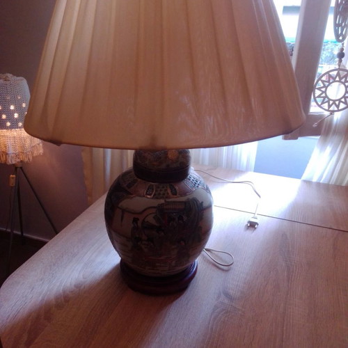 Lamp with Chinese motifs used