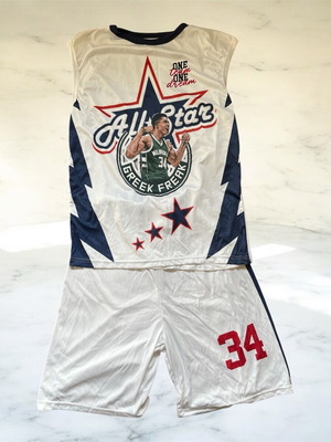 Antetokounmpo kids carnival costume like new for boys 8 years old