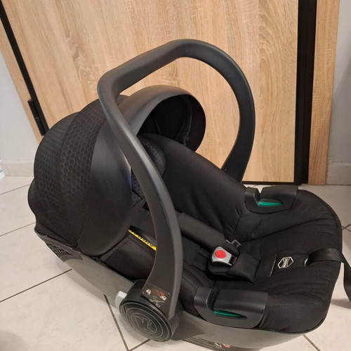 Kiddo Egg with base like new for baby safety