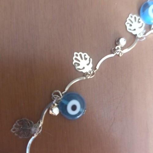 Anklet in gold color with two blue eye rhinestones