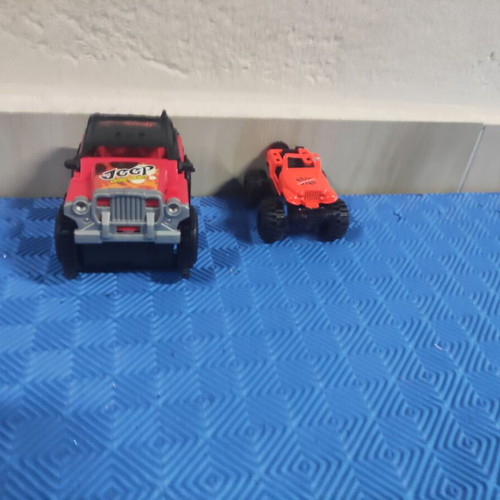 Jeep toy set of 2 like new