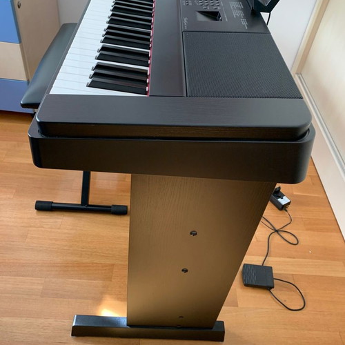 Yamaha Portable Grand DGX-660 electric piano used, black