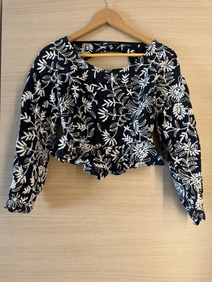 Zara embroidered crop top size M like new, black with white floral