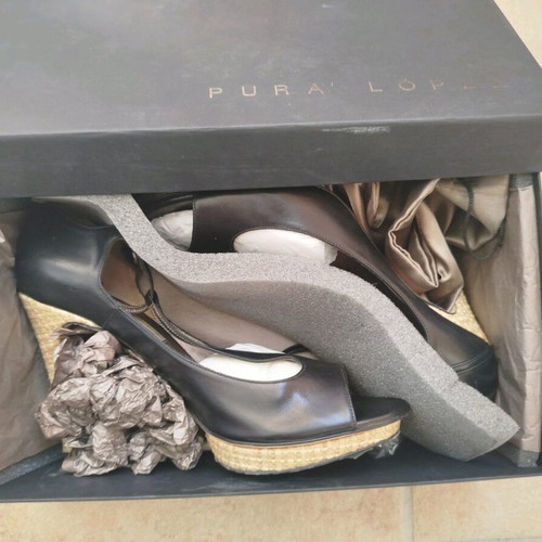 Pura Lopez women's black leather heels like new, size 39