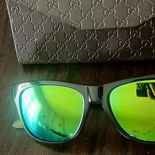 Gucci sunglasses unisex with green mirror lenses and black frame like new