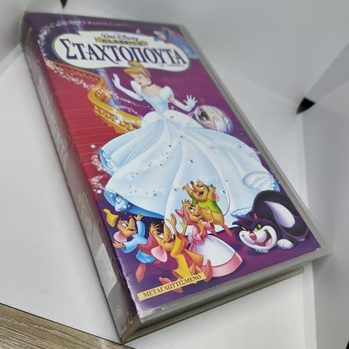 Cinderella Walt Disney Classics VHS tape like new, dubbed