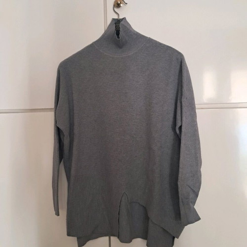 Gray sweater like new with unique cut, size L